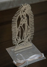 Cargar imagen en el visor de la galería, Virgen de acrílico color nácar
